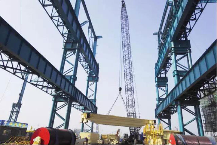 煉鋼380T天車(chē)主梁設(shè)備吊裝成功